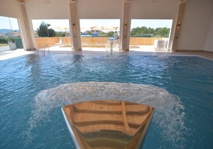Rubinić A4, 200m to the beach, indoor heated pool, 4 people, free WiFi, parking