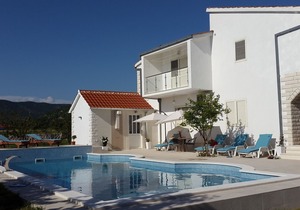Spacious Villa in Neoric with Pool