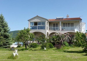 Spacious Villa in Neoric with Pool