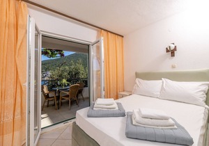 Studio flat near beach Cove Pokrivenik, Hvar (AS-10427-a)