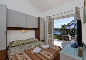 Three bedroom apartment near beach Cove Pokrivenik (Hvar) (A-5223-b)