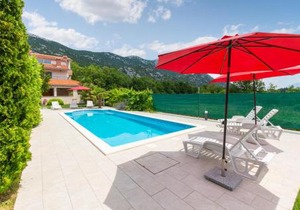 Three-Bedroom Apartment In Ostrvica