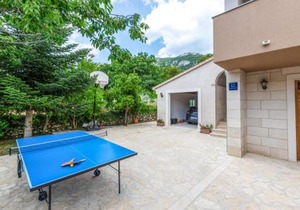 Three-Bedroom Apartment In Ostrvica