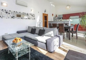 Three-Bedroom Apartment In Donja Ostrvica