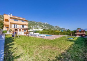 Three-Bedroom Apartment In Donja Ostrvica
