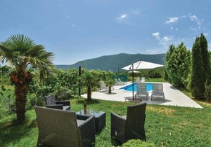 Two-Bedroom Apartment In Ostrvica