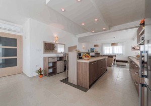 Villa with pool and air conditioning