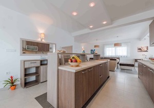 Villa with pool and air conditioning