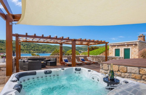 Cove Rogacic House | 2 bedroom amazing home in Vis