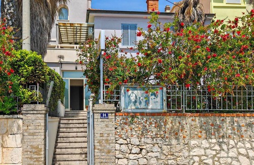Kastel Luksic Apartment | 2 bedroom beach front apartment in Kastel Luksic