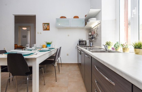 Mali Iz Apartment | 2 bedroom beach front apartment in Mali Iz