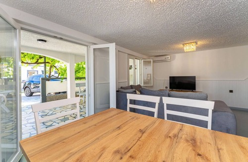 Rtina Apartment | 2 bedroom beach front apartment in Rtina