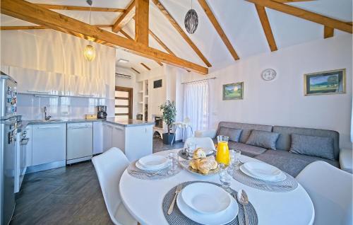 Brdovec House | 2 Bedroom Beach Front Home In Kraj Donji
