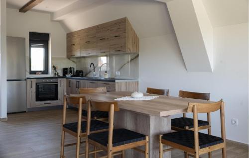 Karlovac House | 2 Bedroom Cozy Home In Brodani