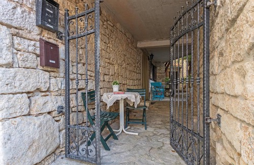 Bale House | 2 bedroom gorgeous home in Bale