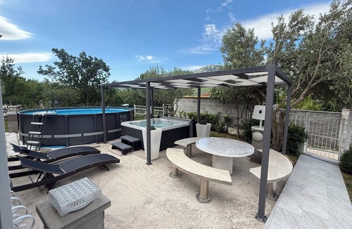 Kotlenice House | 2-Bedroom House with Pool&Jacuzzi in Peaceful Kotlenice near Split town