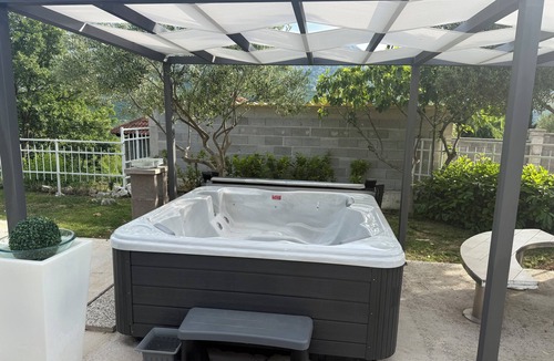 Kotlenice House | 2-Bedroom House with Pool&Jacuzzi in Peaceful Kotlenice near Split town