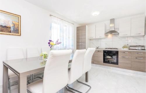 Klanfari Apartment | 2 Bedroom Lovely Apartment In Dramalj