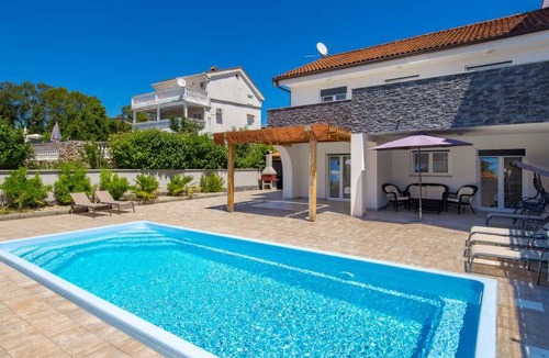 Pinezici House | 200 m² House ∙ 4 bedrooms ∙ 10 guests