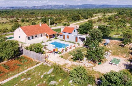 Drnis House | 3 bedroom accommodation in Pakovo Selo