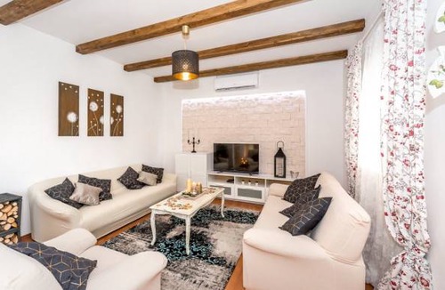 Drnis House | 3 bedroom accommodation in Pakovo Selo
