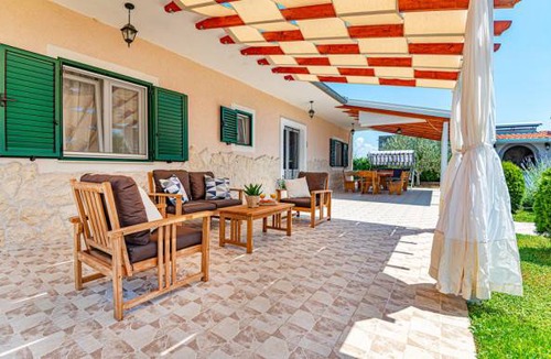 Drnis House | 3 bedroom accommodation in Pakovo Selo