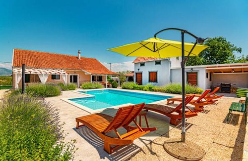 Drnis House | 3 bedroom accommodation in Pakovo Selo