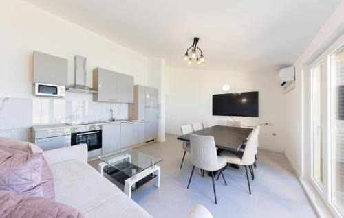 Dugi Rat Apartment | 3 Bedroom Awesome Apartment In Dugi Rat