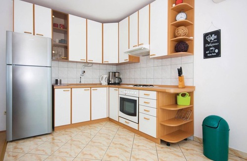 Pirovac Apartment | 3 bedroom beach front apartment in Pirovac