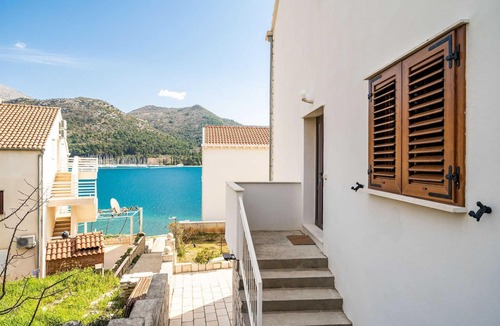 Slano Apartment | 3 bedroom beach front apartment in Slano