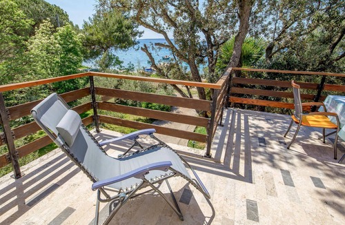 Sveti Jakov Apartment | 3 bedroom beach front apartment in Cres