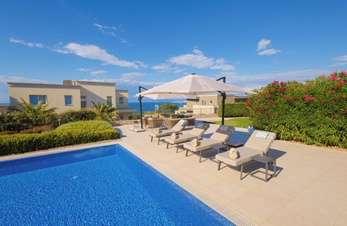 Crveni Vrh Villa | 3-bedroom Beachfront Residence with Sea View and a Private Pool
