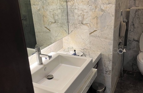 New Delhi Apartment | 3-bedroom bed & breakfast in amazing Delhi with AC near big park and good air