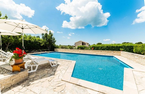 Lovinac House | 300 m² House ∙ 5 bedrooms ∙ 8 guests