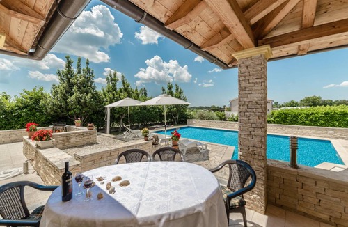 Lovinac House | 300 m² House ∙ 5 bedrooms ∙ 8 guests