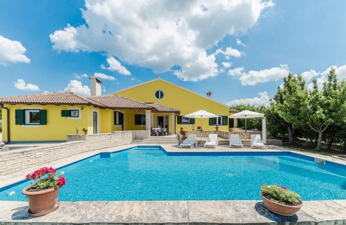 Lovinac House | 300 m² House ∙ 5 bedrooms ∙ 8 guests