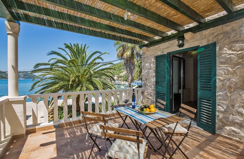 Sipan Island House | 300 years old stone-villa on the waterfront, spacious rooms and best view
