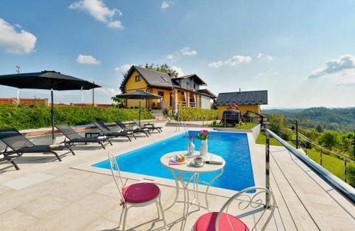 Cestica House | 4 bedroom accommodation in Cestica