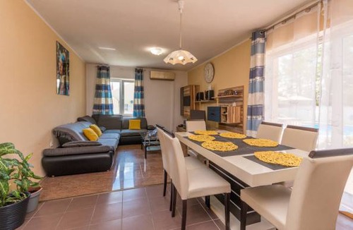 Pristeg House | 4 bedroom accommodation in Pristeg