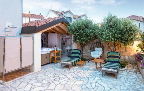 Mravince House | 4 Bedroom Cozy Home In Mravinci