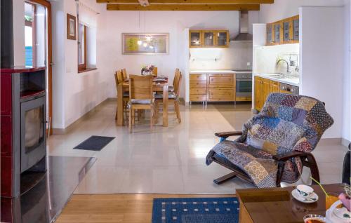Mravince House | 4 Bedroom Cozy Home In Mravinci