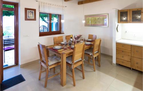 Mravince House | 4 Bedroom Cozy Home In Mravinci