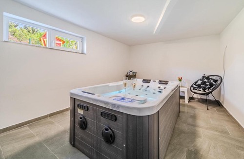 Desinic House | 4 - Bedroom House With Hot Tub & Sauna - Happy Rentals