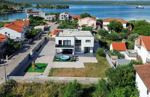 Raslina House | 4 bedroom luxurious home in Raslina