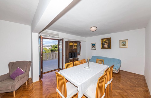 Okrug Donji House | 4 bedroom nice home in Okrug Donji