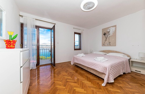 Okrug Donji House | 4 bedroom nice home in Okrug Donji