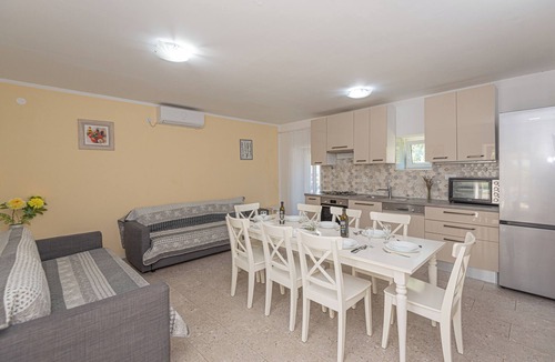 Oklaj Villa | 4-bedroom villa in beautiful Ljubotić with AC, Rural Villa Olive Krka