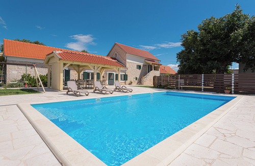Oklaj Villa | 4-bedroom villa in beautiful Ljubotić with AC, Rural Villa Olive Krka