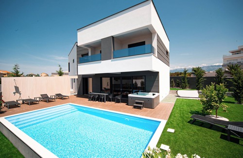 Novalja Villa | 4-bedroom villa in fabulous Novalja with WiFi, fitness room, AC