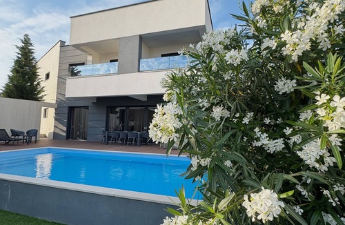 Novalja Villa | 4-bedroom villa in fabulous Novalja with WiFi, fitness room, AC